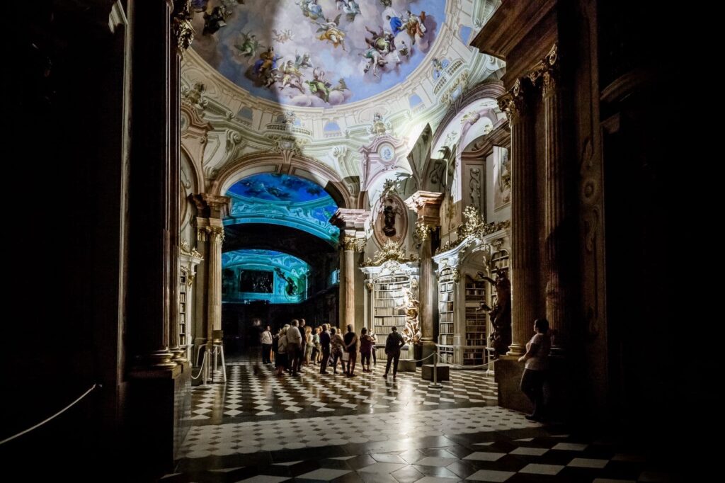 Bibliothek bei Nacht ©Thomas Sattler 4