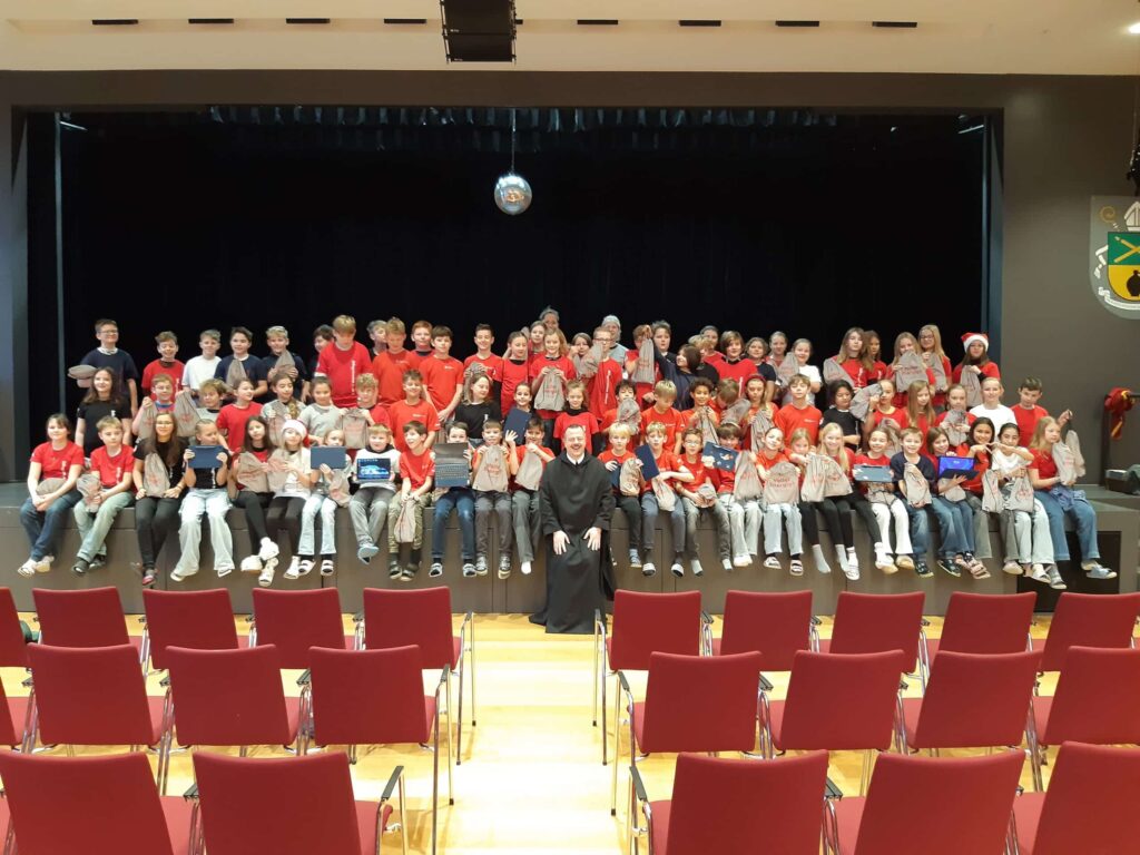 Übergabe Shirts und Sackerl