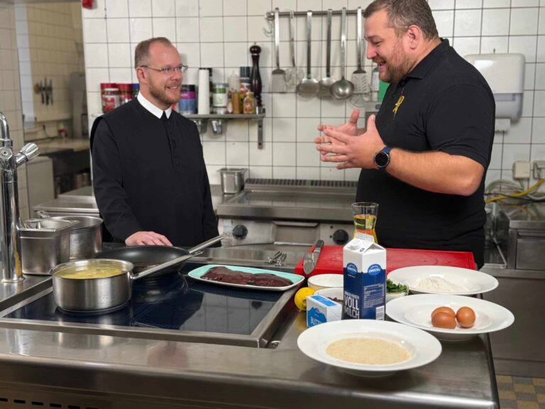 Ulli kocht Pater Josef